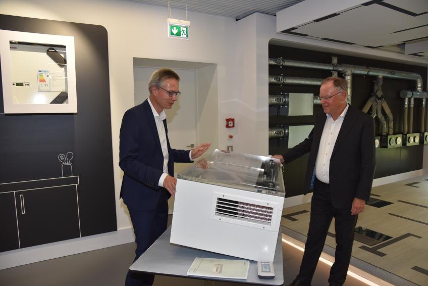 Im Gespräch: Ministerpräsident Stephan Weil und STIEBEL ELTRON Geschäftsführer Dr. Kai Schiefelbein