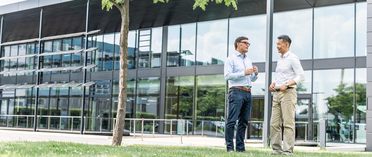 Fachkräfte und Führungskräfte bei STIEBEL ELTRON vor Wärmepumpen